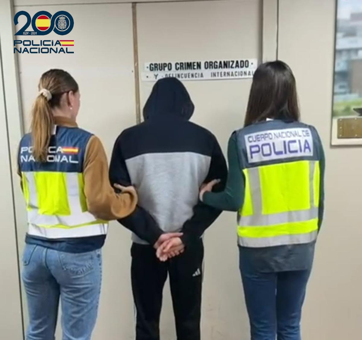 Dos agentes custodian al sospechoso.