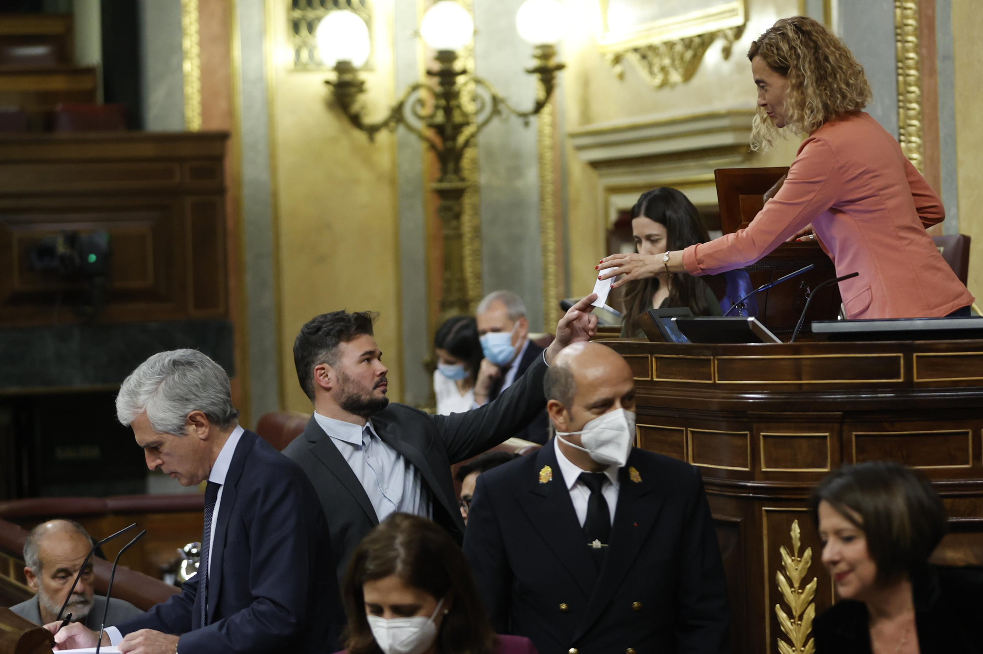 El portavoz parlamentario de ERC, Gabriel Rufián (c), entrega su voto para los integrantes de la comisión de secretos oficiales a la presidenta del Congreso, Meritxell Batet (d), durante el pleno celebrado este jueves en el Congreso.