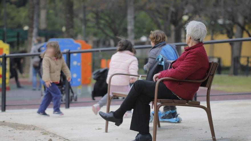 El síndrome de los abuelos esclavos: síntomas y efectos