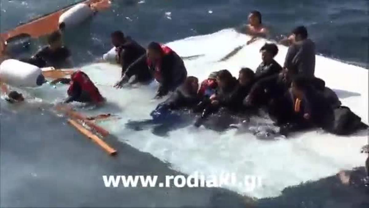 Uns immigrants s’aferren a una planxa flotant a les costes de Grècia després que la seva barca naufragués i causés la mort de tres persones.