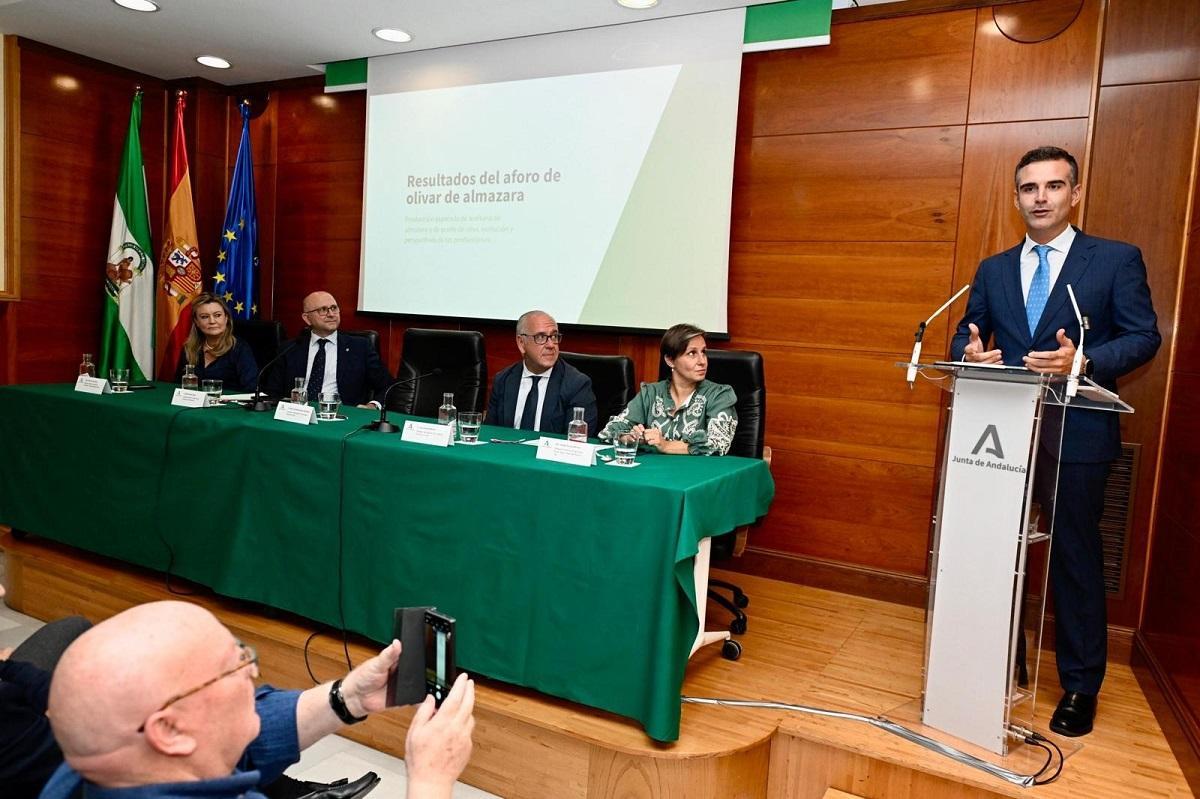 Ramón Fernández-Pacheco presenta el aforo del olivar andaluz, este jueves en Jaén.