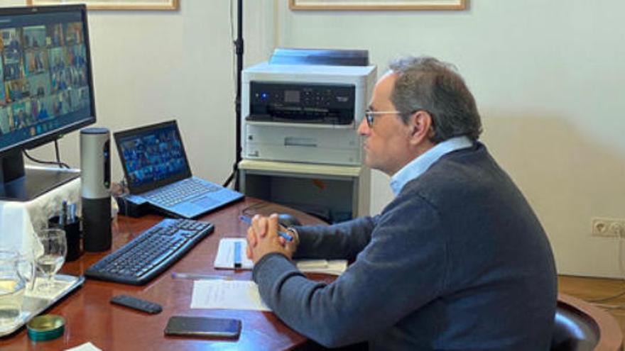 Pla lateral del president de la Generalitat, Quim Torra, durant la videoconferència amb els presidents autonòmics i el president Sánchez