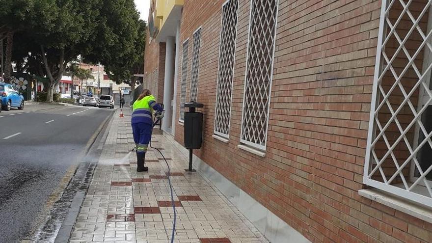 Una operaria de Limasa trabaja en la ciudad.