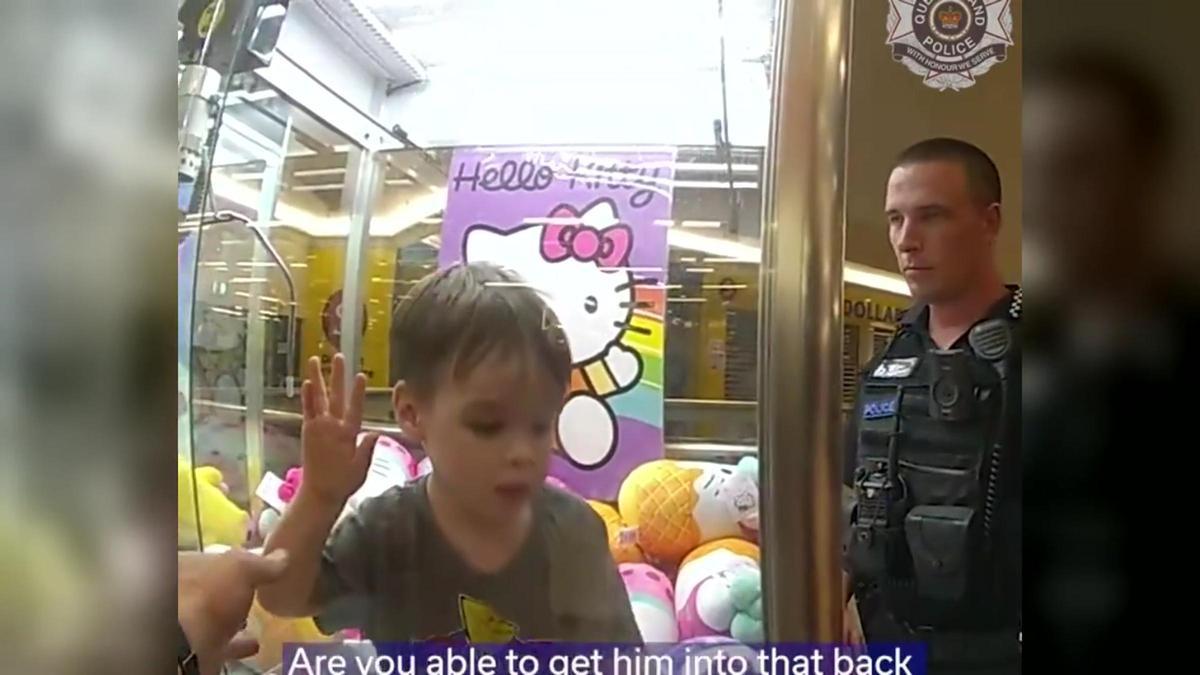 La policía de Australia rescata a un niño atrapado en una máquina de gancho con peluches