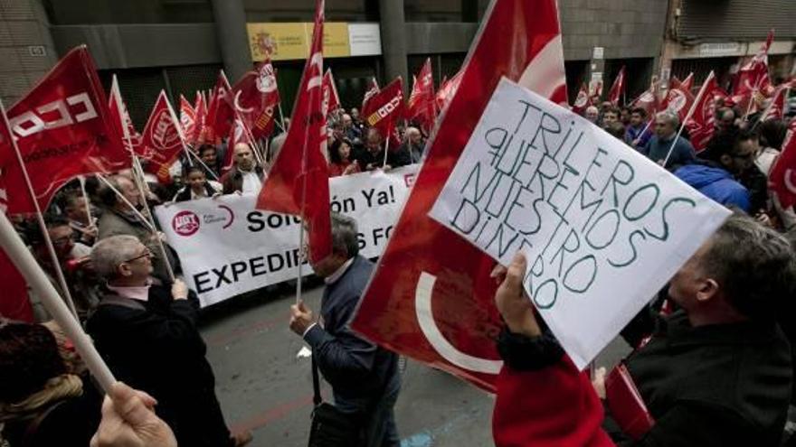 Protesta en Alicante frente al Fogasa por los impagos.