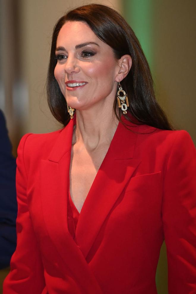 Kate Middleton con traje rojo de Alexander McQueen