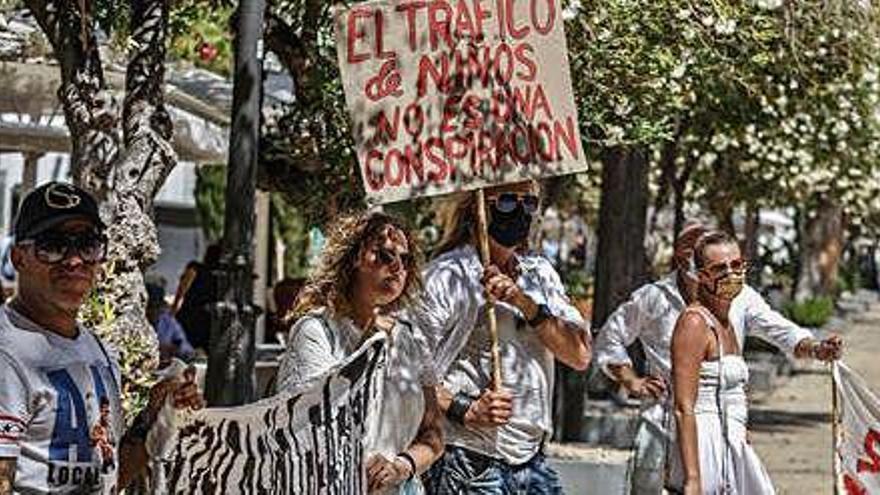 Varios manifestantes con pancartas, con y sin mascarillas, durante la concentración.