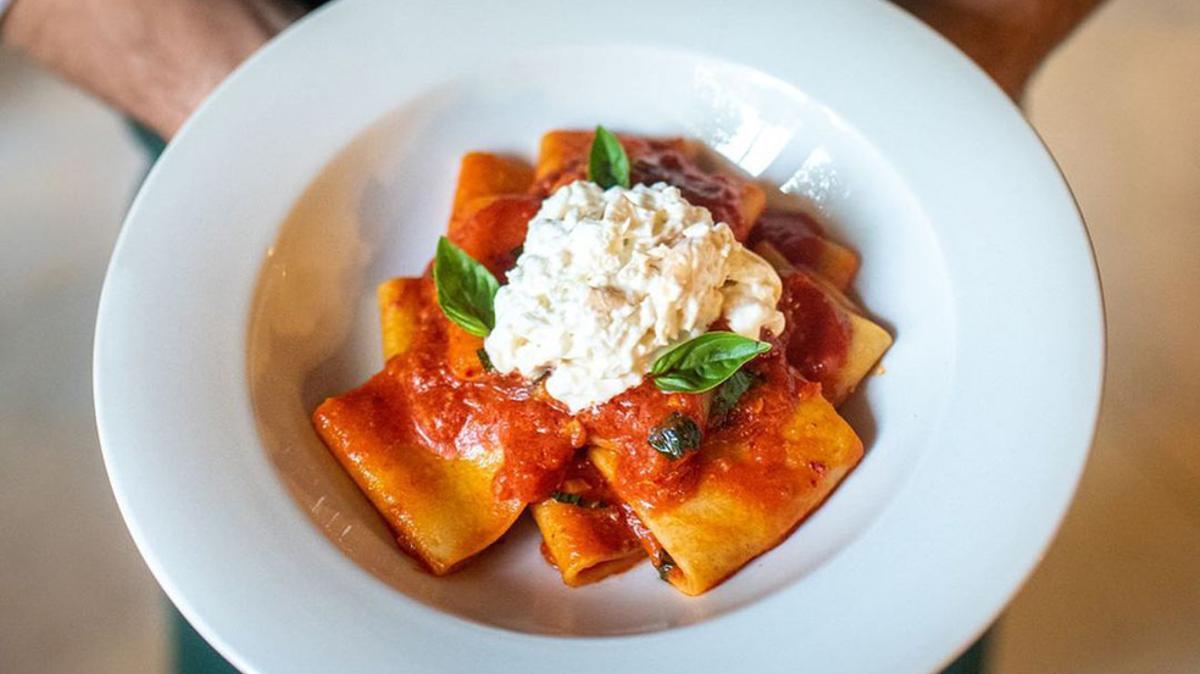 Paccheri picantes con ‘nduja, salsa de tomate y burrata ahumada de Algrano.