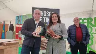 Despedida de lujo para la feria tinetense: El chosco de Tineo y el queso de Cabrales se dan la mano para llegar de punta a punta de Asturias