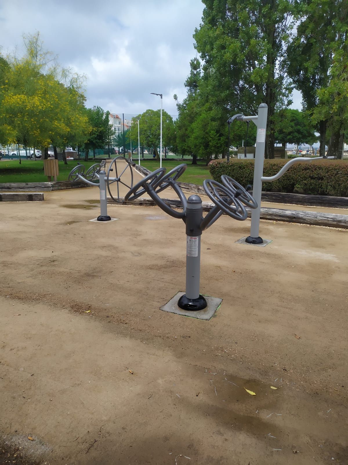 Algunos de los elementos para la práctica del ejercicio físico instalados en Peralto-Confín.