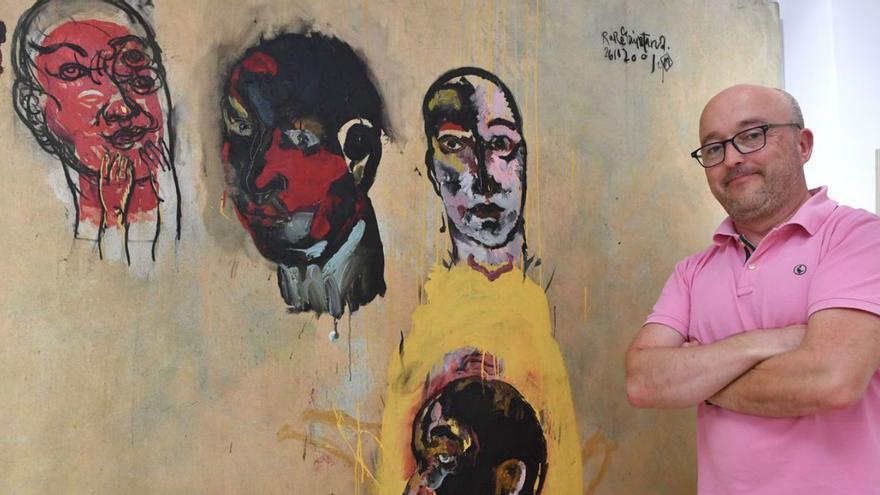 Camilo Chas, ante la obra ‘Rare’, de Carlos Quintana, que se exhibe en Artbys. | // VÍCTOR ECHAVE