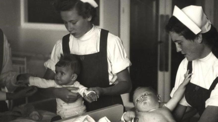 Servicio social de mujeres en 1953.