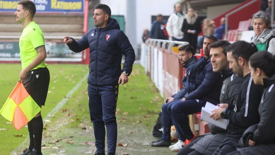 Gonza durante un partido de esta temporada en A Lomba.