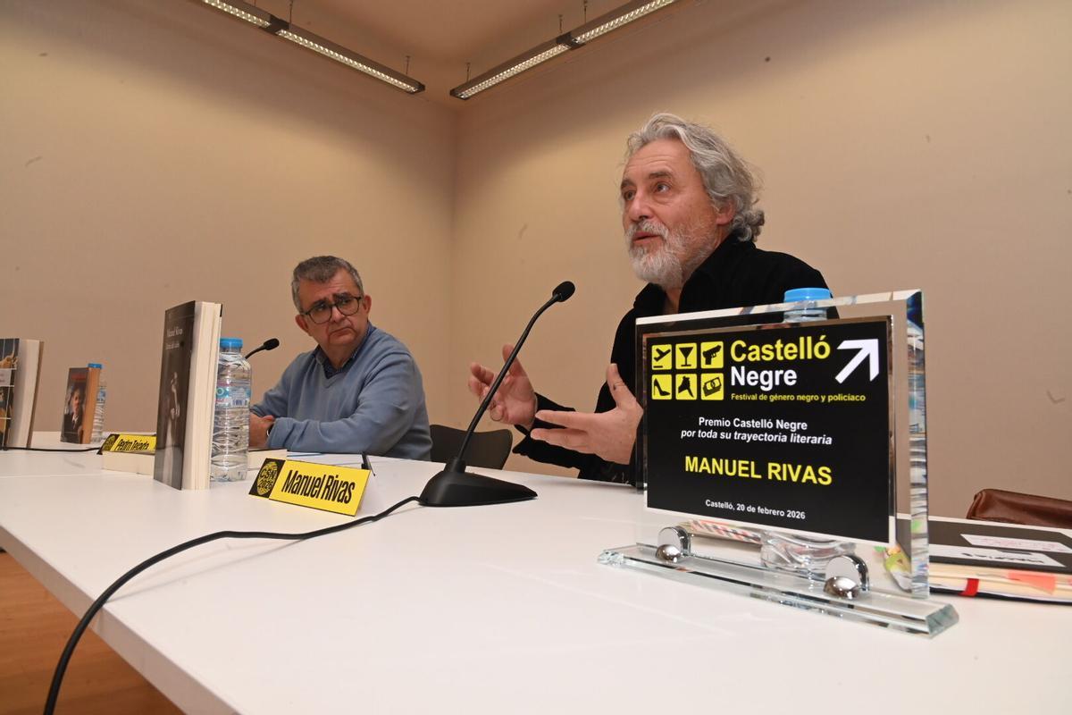 Manuel Rivas, junto a Pedro Tejada, durante su charla en el Menador, Espai Cultural.