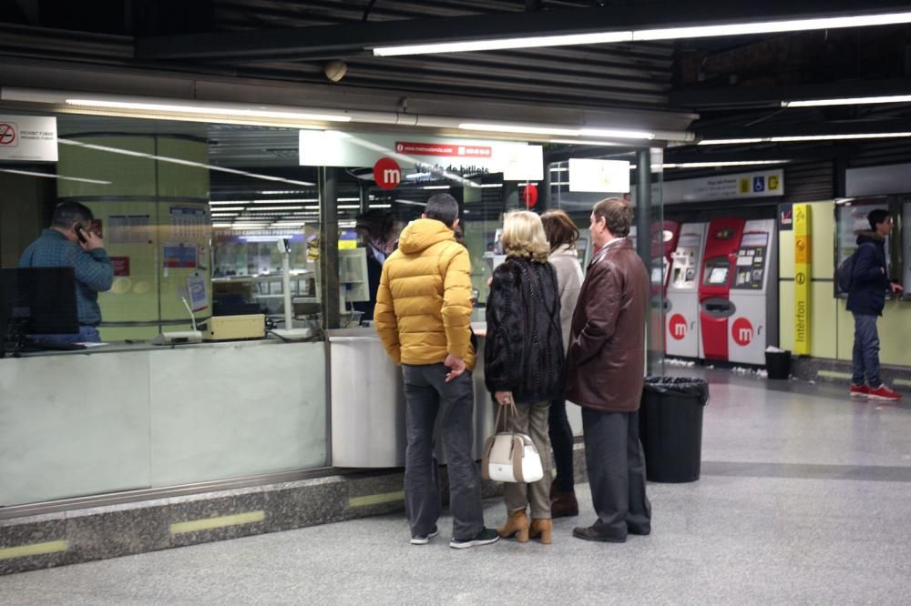 Los paros hacen mella en la inauguración del metro nocturno