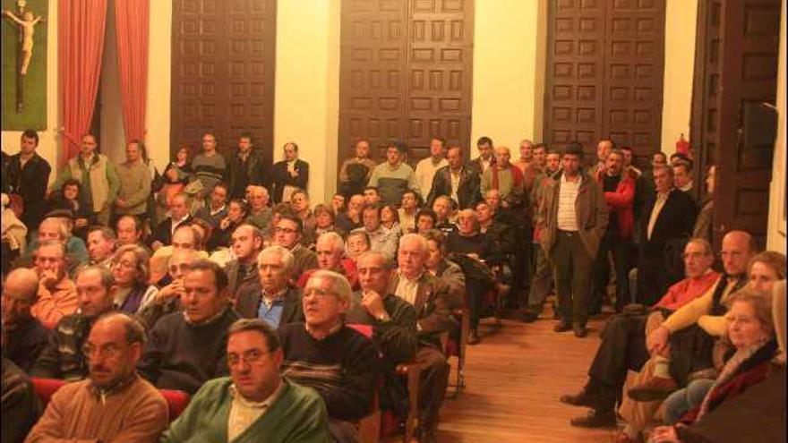 Afectados por las expropiaciones del AVE durante una asamblea celebrada en el Ayuntamiento de Toro