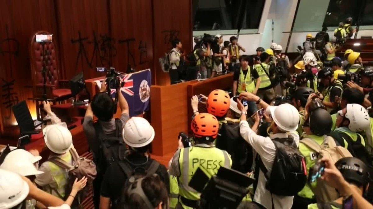 Los centenares de manifestantes que tomaron hoy por la fuerza el Consejo Legislativo (Parlamento) de Hong Kong permanecen dentro del edificio y tienen la intención de quedarse.