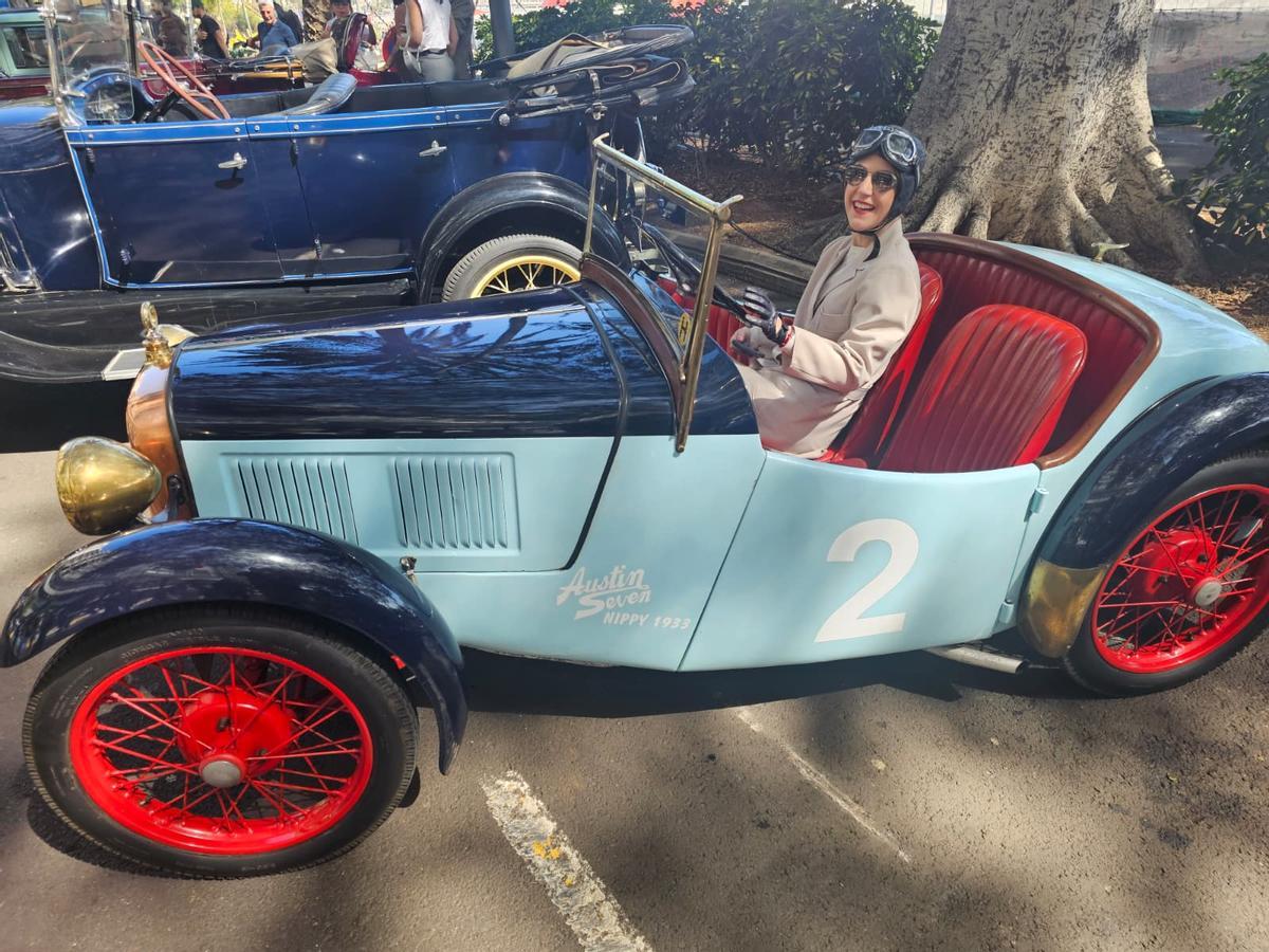 Así han paseado por Santa Cruz los coches antiguos y engalanados