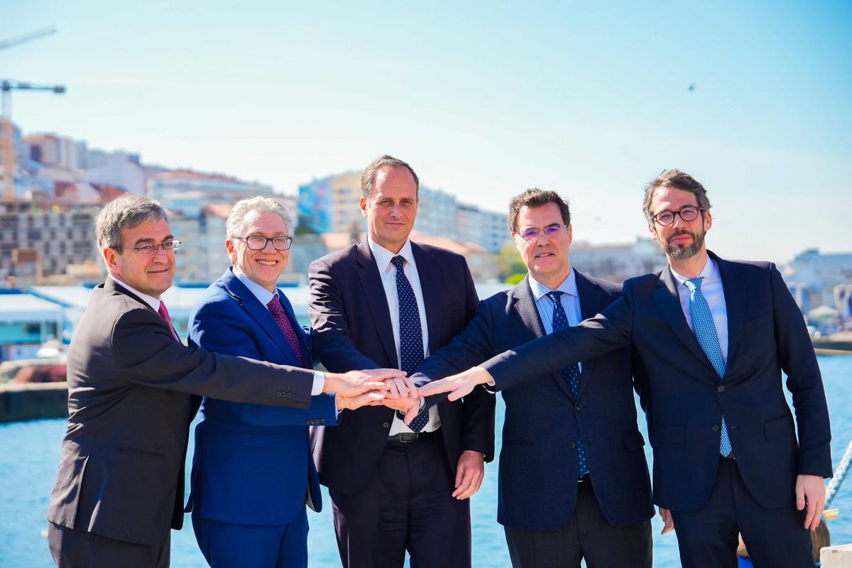 Desde la izquierda: Edemiro Ulloa y Javier Touza (ARVI) junto al presidente del Puerto de Vigo, Carlos Botana, e Iván Alonso-Jáudenes y Roberto Alonso (Anfaco).