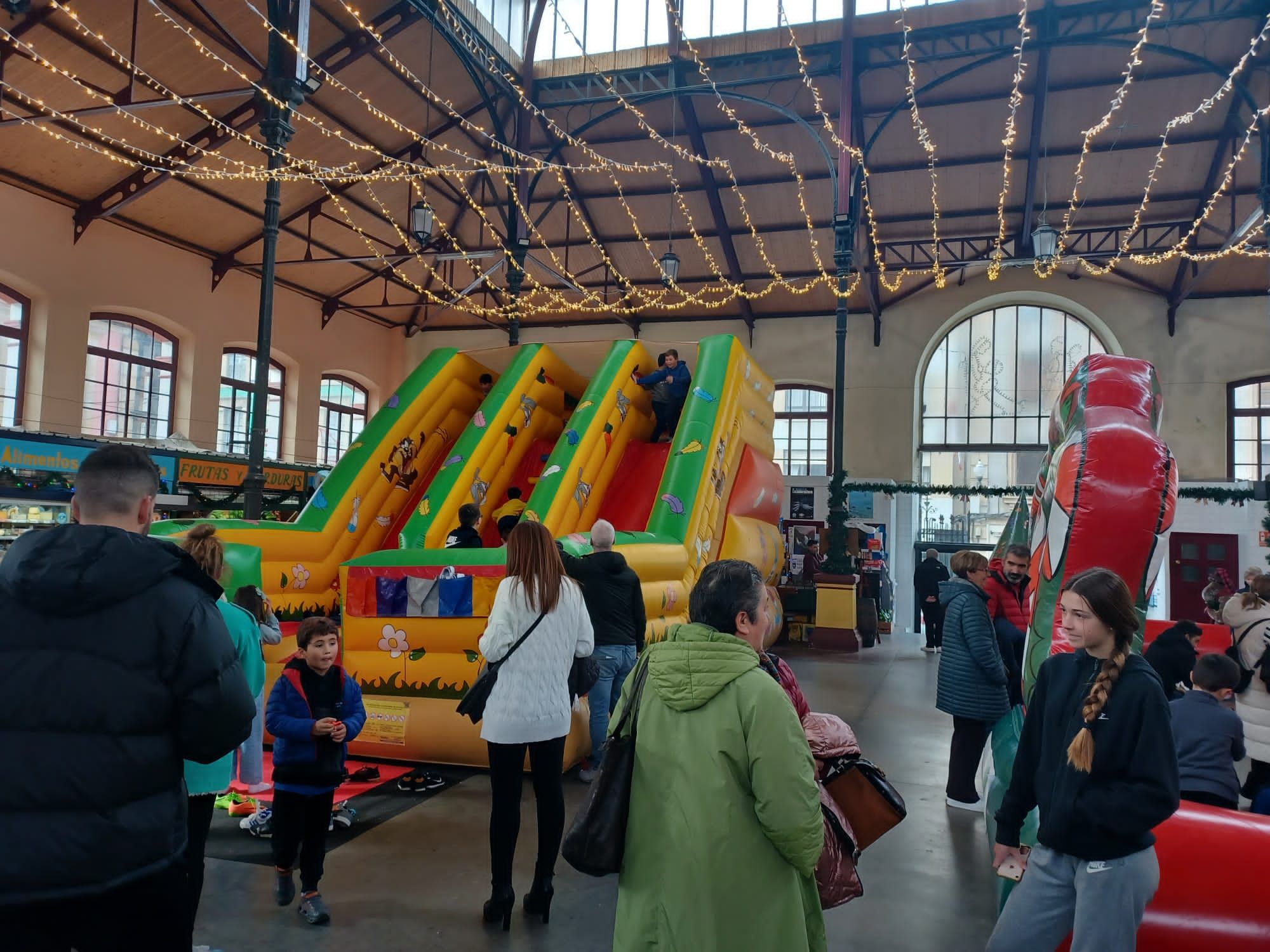 La plaza de abastos de Villaviciosa se convierte en un gran parque de juegos: así es el Salón de Navidad