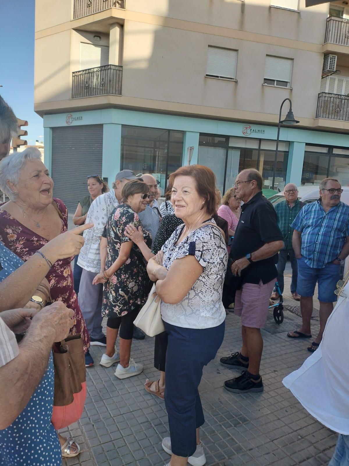 Un grupo de jubilados esparaban en El Molinar, en Palma, la apertura de su agencia de viajes de confianza.