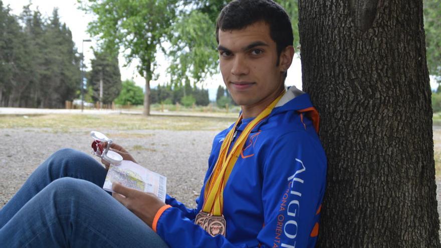 Oliveras, amb les medalles, el mapa i la brúixola, a Figueres