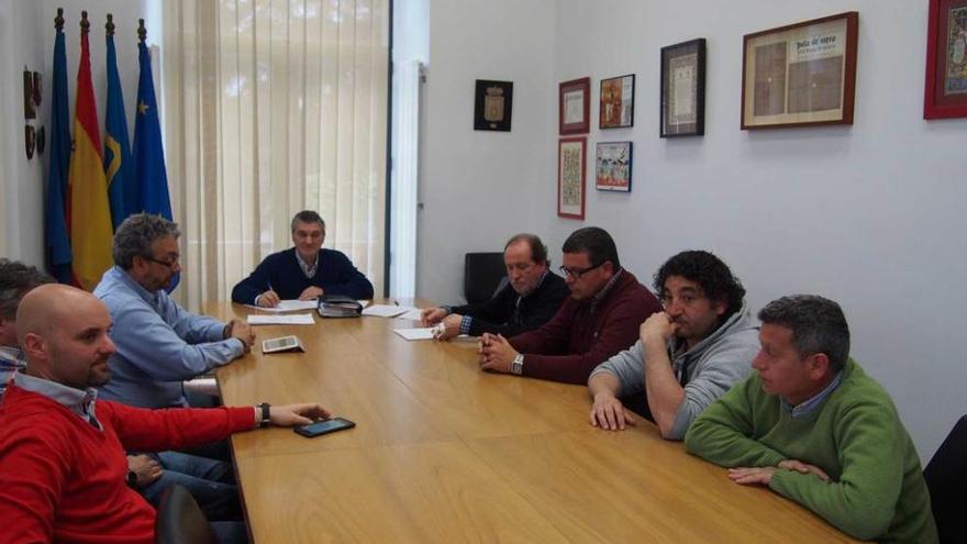 Los representantes de los taxistas, reunidos ayer con César Díaz, en la cabecera de la mesa.