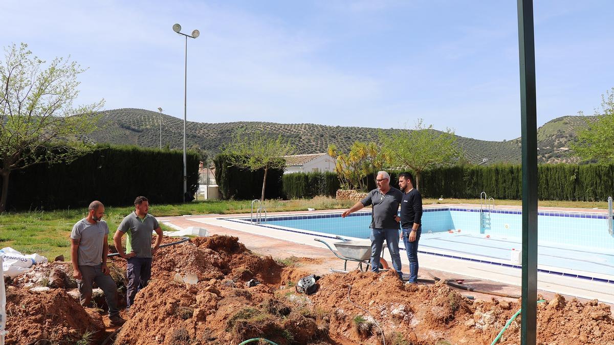 Trabajos en la piscina municipal de Iznájar.