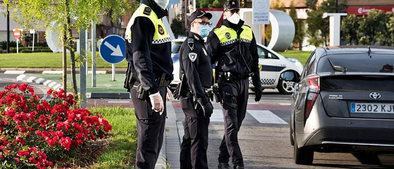 Agentes de la Policía Local en un control a la entrada de Gandia. | RAFA ANDRÉS