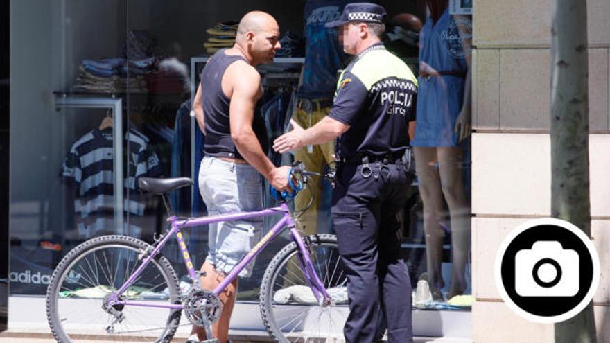 La policia multa un ciclista que anava per la vorera a tota velocitat