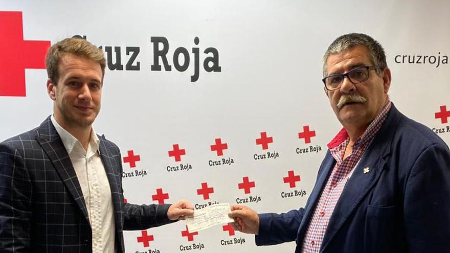 Imagen de la entrega de la aportación económica a Cruz Roja Orihuela