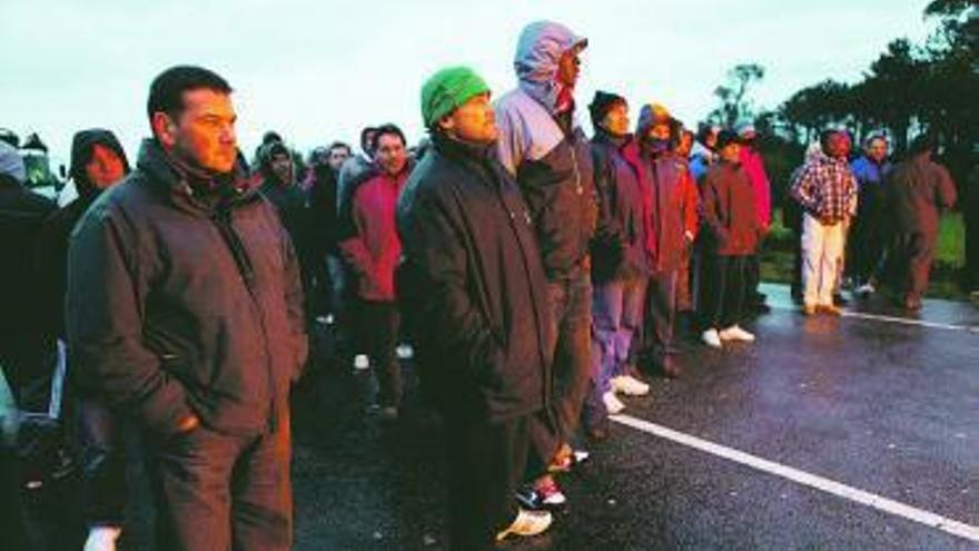 Los pescadores, concentrados en la carretera nacional, en Las Dueñas.