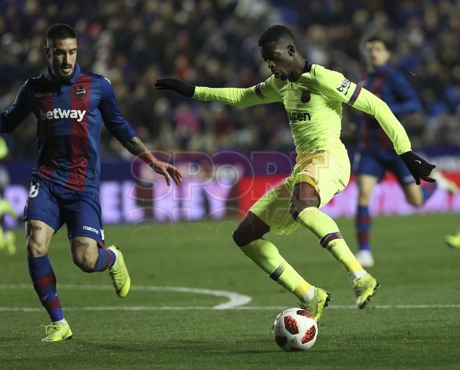 Levante 2 - FC Barcelona 1 - Ousmane Dembele ante Erick Cabaco durante el partido de ida de octavos de final de Copa del Rey entre el Levante y el FC Barcelona