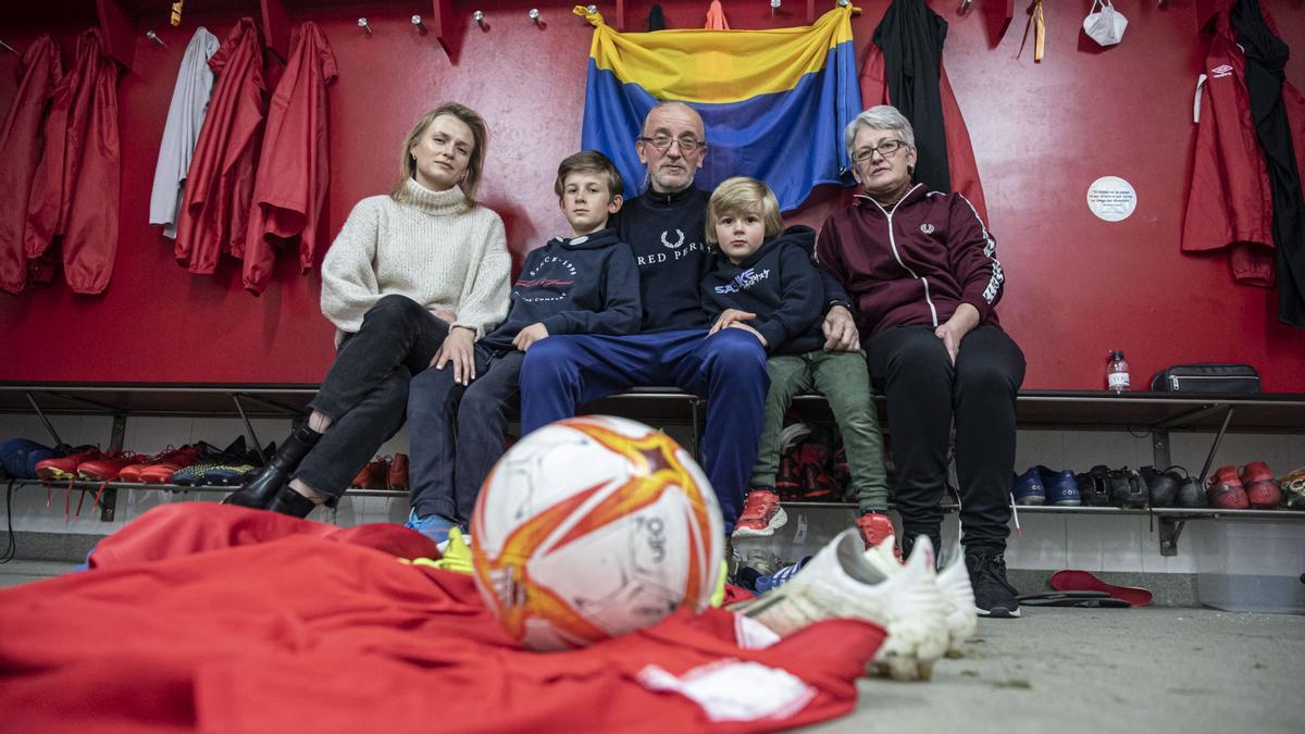 El utillero ucrainiano del la Unió Esportiva Olot, Myron Ilchyshyiv, junto a su mujer Marina, su hija Valeria y sus nietos Edgar  y Bruno
