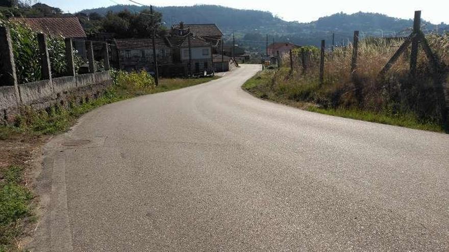 Una de las vías de San Xulián que carece de aceras. // FdV