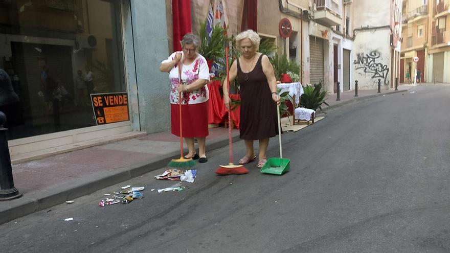 Los propios vecinos de San Antolín barrieron las calles para la procesión del Corpus