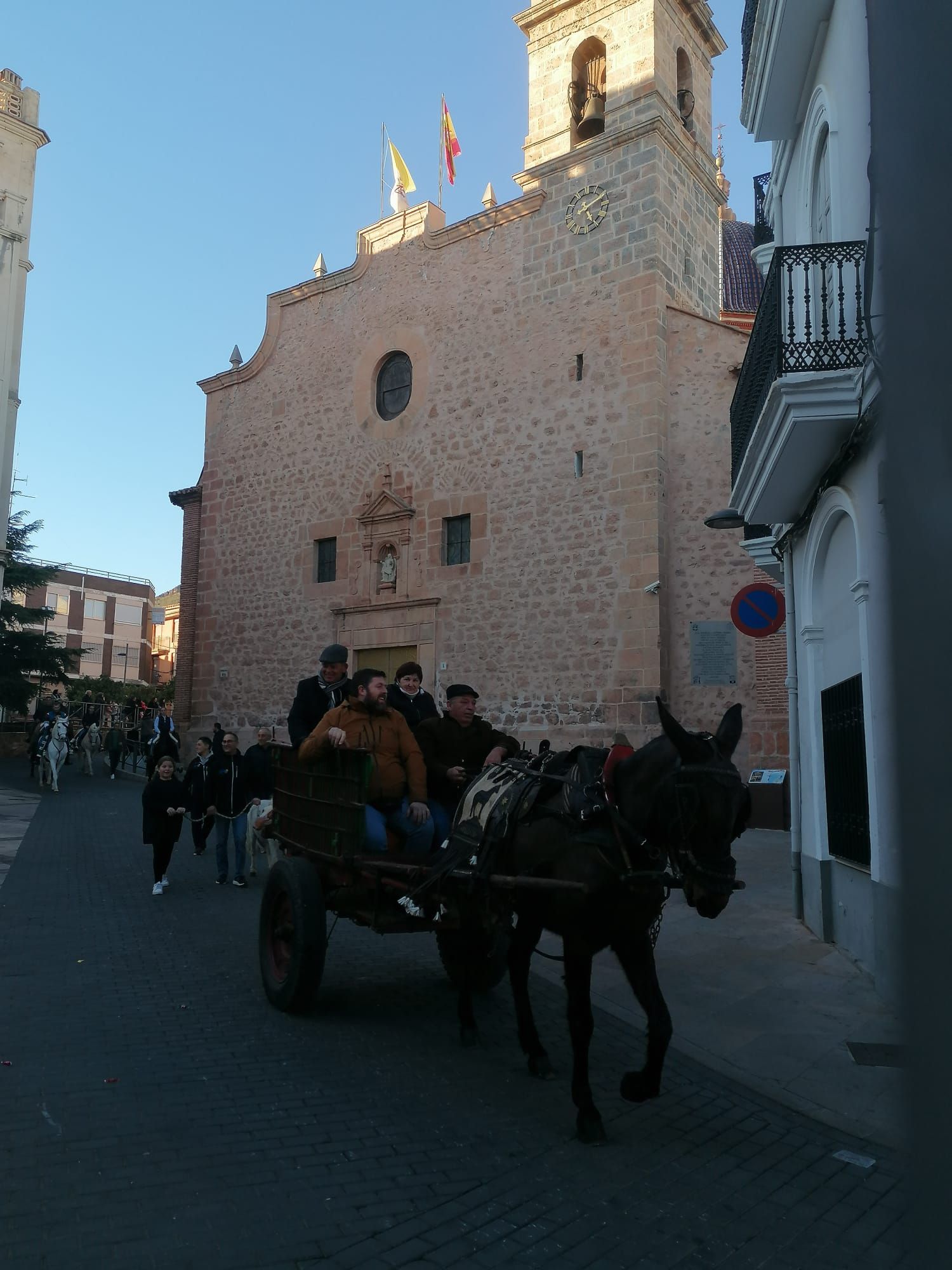 La Vall recupera su multitudinario pasacalle de Sant Antoni