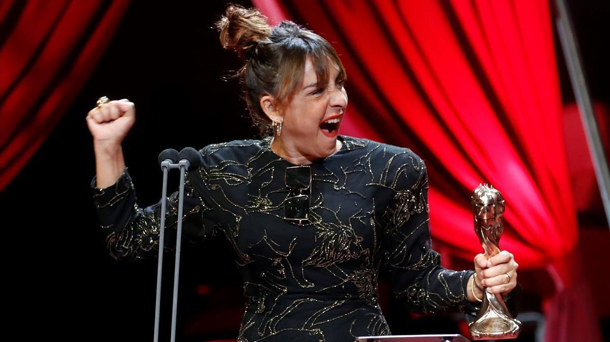 Candela Peña, con el premio a la Mejor Actriz Protagonista por 'La boda de Rosa'. 