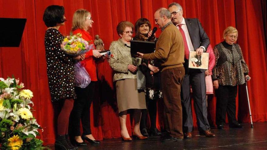 Esther Vega recibe un regalo del presidente del Coro de la Bodega, José Ángel Pérez.