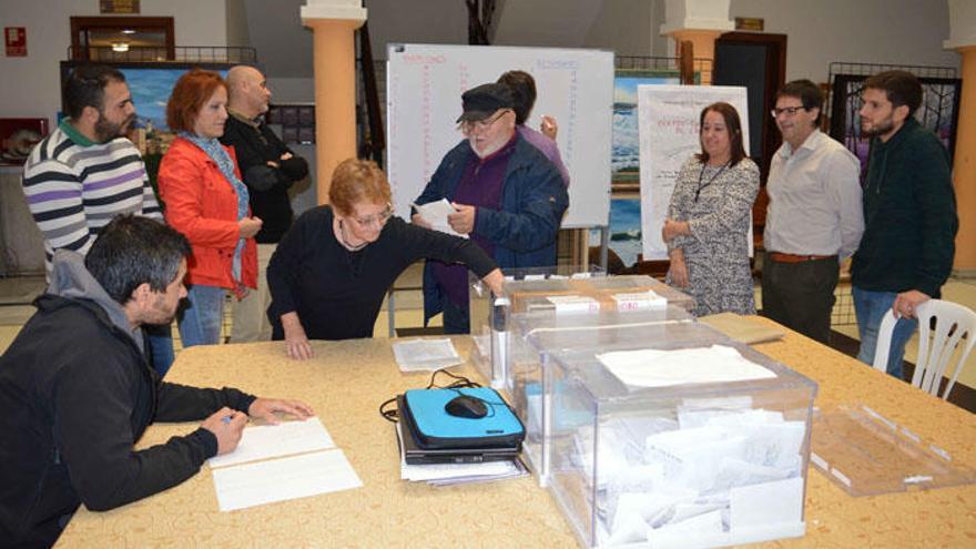 La alcaldesa, Encarnación Anaya (dcha.), supervisa el escrutinio de la votación.