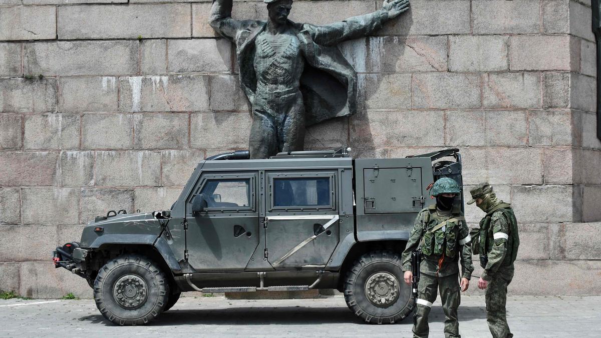 Soldados rusos patrullan en la ciudad de Jersón.