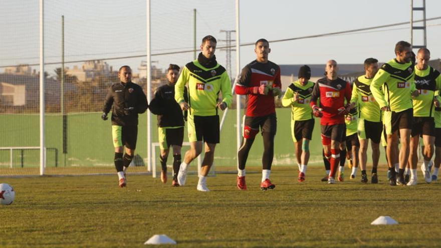 La plantilla del Elche ha entrenado esta tarde en el Anexo.