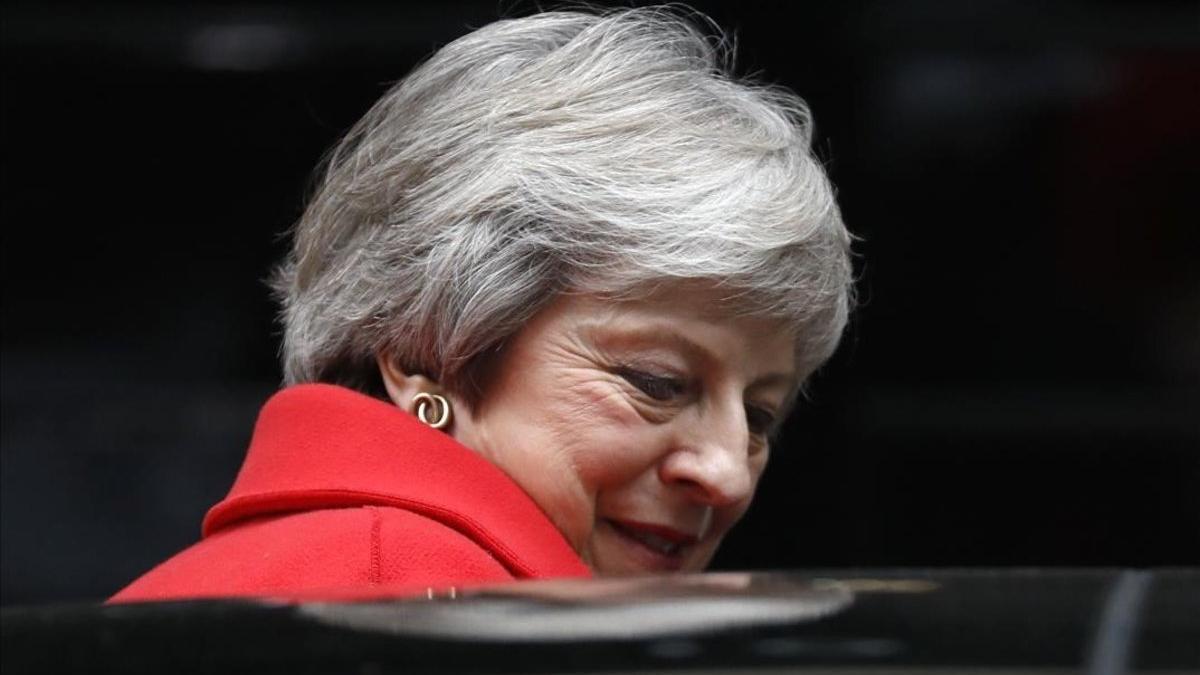 Theresa May abandona Downing Street para dirigirse a la Cámara de los Comunes.