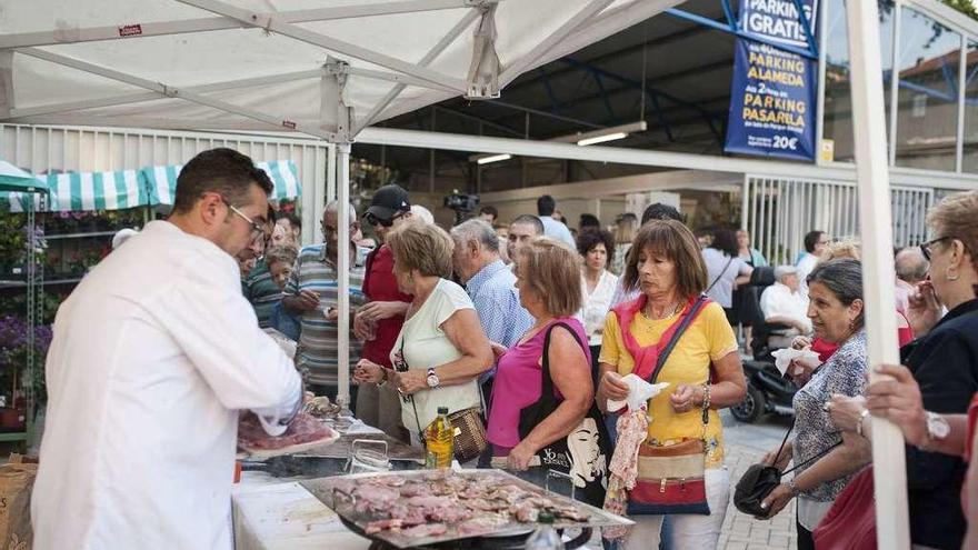 Plaza de abastos de la Alameda, donde los placeros ofrecieron una degustación gratuita de sus productos a los visitantes. // Brais Lorenzo