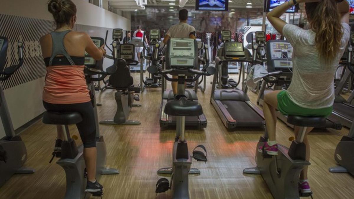 Una clase con bicicleta estática en un gimnasio de Barcelona.