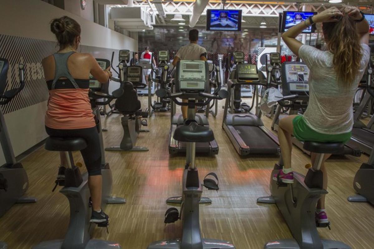 Una clase con bicicleta estática en un gimnasio de Barcelona.