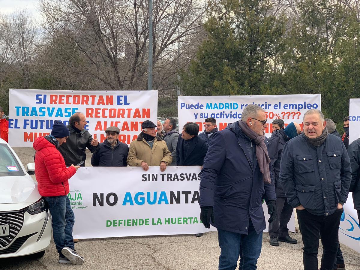 Las comunidades de regantes más importantes se han concentrado frente a la sede presidencial.