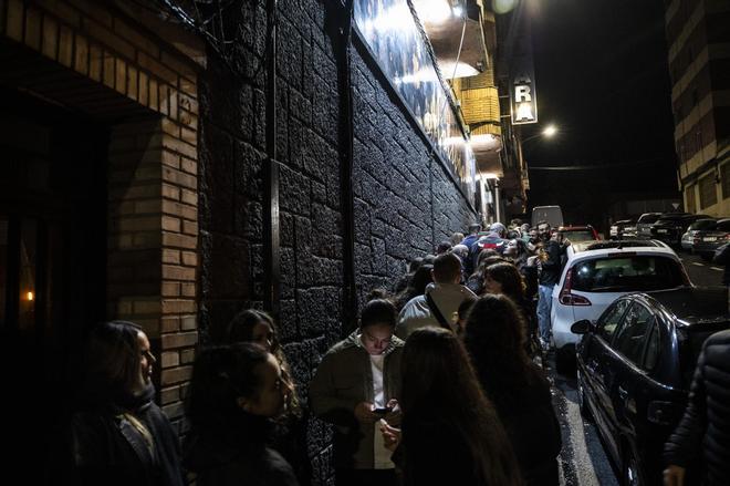 Los cacereños aguardan ante la Sala Matilda la actuación del grupo extremeño Sanguijuelas del Guadiana