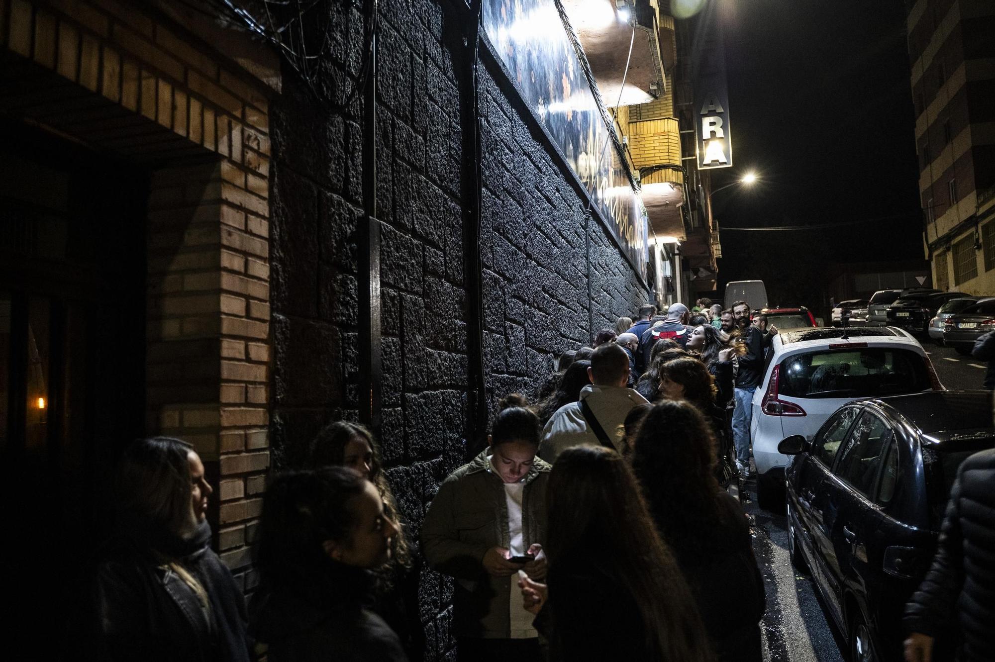 Los cacereños aguardan ante la Sala Matilda la actuación del grupo extremeño Sanguijuelas del Guadiana