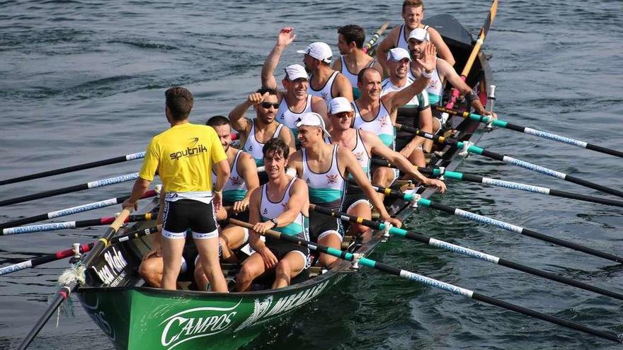 Puebla celebra su triunfo en la regata disputada ayer en O Grove. // Miguel Muñiz Domínguez